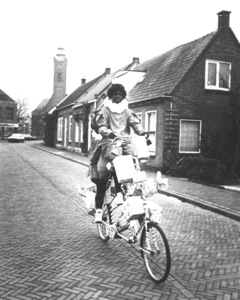 KZN-0479 Burgh. Zandstraat. Intocht Sinterklaas: speciale fiets gebouwd door Mark Klompe en Tonny Noordhoek.