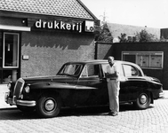 KZN-0504 Zierikzee. Jannewekken; drukkerij Lakenman en Ochtman. J. Koevoets uit Zierikzee met zijn Daimler Majestic ...