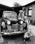 KZN-0505 Brouwershaven. Familie W. den Boer met hun Opel Olympia.