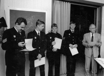 KZN-0639 Bruinisse. Burgemeester A. Vogelaar reikt diploma's uit aan brandweerlieden. V.l.n.r.: Chris Hartoog, Pieter ...