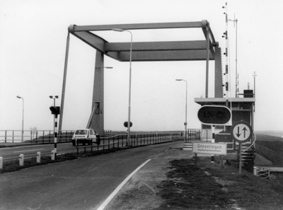 KZN-0743 Bruinisse. N 59. Ophaalbrug van de sluis tussen de Grevelingen en Oosterschelde.