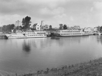 KZN-0941 Zierikzee. 't Luitje. Links de uit 1966 daterende (toeristen)motorboot van de R.T.M., de 'Stad Zierikzee' (in ...