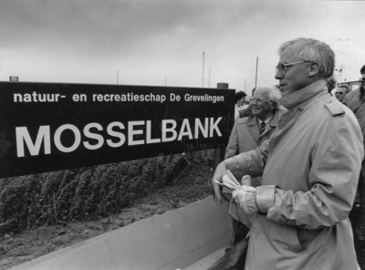 KZN-1150 Bruinisse. Ingebruikname laatste watersporteiland, de Mosselbank. Onthulling bord door A. Vogelaar ...