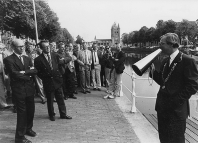 KZN-1159 Zierikzee. Oude Haven. Opening Museumhaven door burgemeester J.J.P.M. Asselbergs (met megafoon).