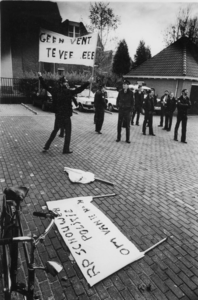 KZN-1193 Zierikzee. Kerkhof Zuidzijde, achterzijde politiebureau. Agenten staan met spandoeken gereed om naar ...