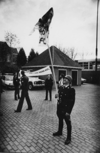 KZN-1194 Zierikzee. Kerkhof Zuidzijde; achterzijde politiebureau. Politieagenten staan met spandoeken gereed om naar ...