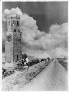 KZN-1387 Burghsluis. Plompetorenweg. Kerktoren van het voormalige dorp Koudekerke, dat door dijkval in de golven verdween.