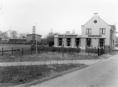 KZN-1432 Burgh-Haamstede. Hogezoom. Hotel Haamstede (voormalig R.T.M. station), links de Gereformeerde kerk aan de ...