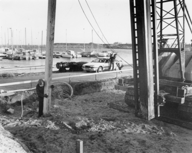 KZN-1505 Den Osse. Jachthaven. Eerste paal wordt geslagen voor de bouw van een havenkantoor.