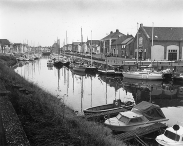 KZN-1506 Brouwershaven. Oude Haven nz. Geheel rechts het Tonnenmagazijn.