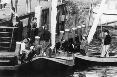 KZN-1507 Brouwershaven. Oude Haven. Zeeverkenners van de Brouwse scoutinggroep en jeugdleden van de ...