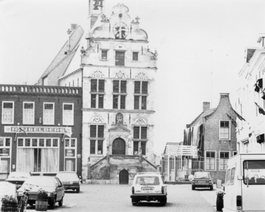 KZN-1521 Brouwershaven. Markt. Stadhuis. Aan de rechterzijde van het stadhuis wordt gewerkt aan uitbreiding van het ...