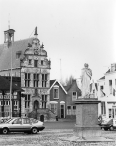 KZN-1522 Brouwershaven. Markt. Stadhuis. Het pand rechts naast het stadhuis is in mei 1987 gesloopt, om plaats te maken ...