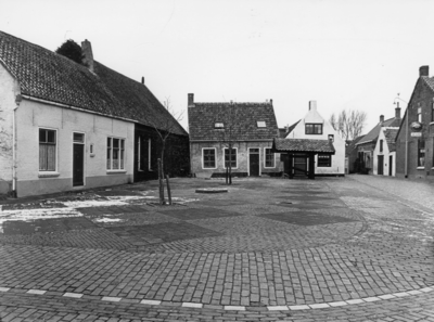 KZN-1546 Ellemeet Dorpsstraat. Pleintje in centrale deel van het dorp, met daarop een travalje. Rechts het dorpscafé.