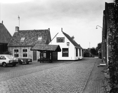 KZN-1547 Ellemeet. Dorpsstraat. Plein in centrale deel van het dorp, met daarop een travalje.