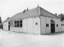KZN-1561 Kerkwerve. Beatrixstraat. Sloop van het oude houten verenigingsgebouw van Kerkwerve: het wordt vervangen door ...