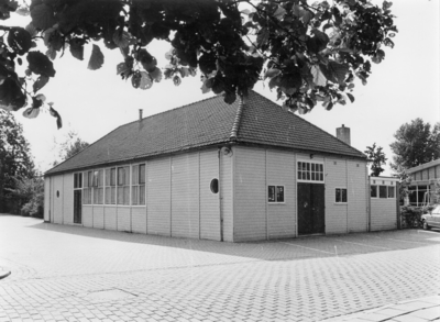 KZN-1562 Kerkwerve. Beatrixstraat. Sloop van het oude houten verenigingsgebouw van Kerkwerve: het wordt vervangen door ...