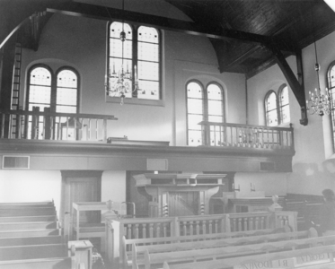 KZN-1566 Kerkwerve. Ring. Orgel in de Nederlands Hervormde Kerk. Op de lege plek in de balustrade stond het voormalige orgel.