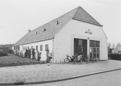 KZN-1596 Nieuwerkerk. Wethouder van Klinkenstraat. Zwembad Dol-fijn.
