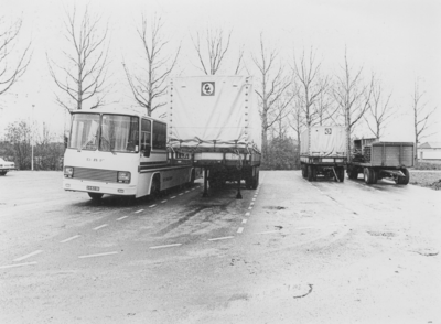 KZN-1600 Oosterland. Molenweg. Parkeerplaats voor vrachtwagens.