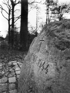 KZN-1652 Renesse. Begraafplaats Oude Moolweg. Monument voor de ''Tien van Renesse , de eilandelijke verzetsmensen die ...