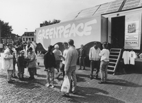 KZN-1751 Zierikzee. Havenplein. Informatiebus van Greenpeace, met daarin een klimaattentoonstelling.