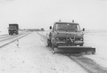 KZN-1785 Bruinisse / Zierikzee. Rijksweg N59. Sneeuwschuiver en strooiwagen maken de weg veiliger voor het verkeer.