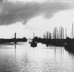 KZN-1799 Zierikzee. Havenkanaal. Op de achtergrond de sluis.