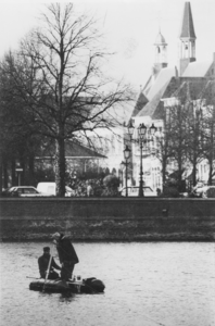 KZN-1801 Zierikzee. Oude Haven, met op de achtergrond Kraanplein/Havenpark/Havenplein. Peiling van de waterhoogte. Op ...