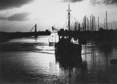 KZN-1817 Zierikzee. Havenkanaal in avondlicht.