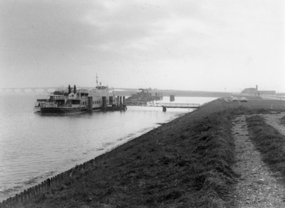 KZN-1819 Zierikzee. Haven de Val nabij de Zeelandbrug. Veerboot.
