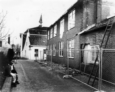 KZN-1852 Zierikzee. Hoek Hoge Molenstraat/Mosselstraat. Afbraak verpleeghuis Corneliastichting.