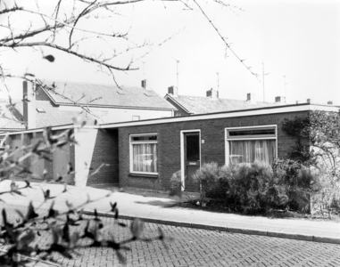KZN-1869 Zierikzee . De Huijbertstraat. Onderkomen van de Stichting Welzijn Ouderen.