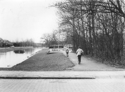 KZN-1897 Zierikzee. Jannewekken/Wandeling. Slingerbos, gezien vanaf het Jannewekken. Links de Zoete Gracht aan de ...