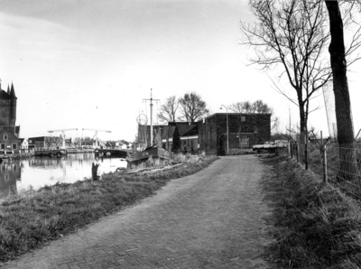 KZN-1911 Zierikzee. Engelse Kade. Links de Nieuwe Haven, linksachter de ophaalbrug tussen de Nieuwe Haven en ...