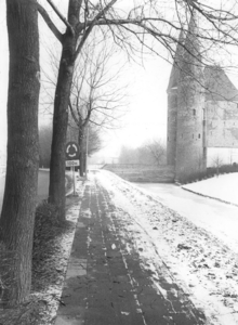 KZN-1919 Zierikzee. Nieuwe Koolweg. Nobelpoort, met rechts de Zoute Gracht.