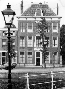 KZN-1923 Zierikzee. Oude Haven noordzijde/Wandeling. Monumentaal pand De Aveling .