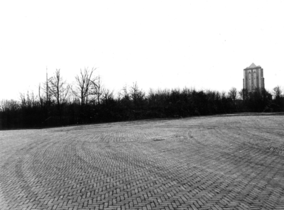 KZN-1924 Zierikzee. Scheldestraat. Parkeerterrein, met op de achtergrond de Dikke Toren.