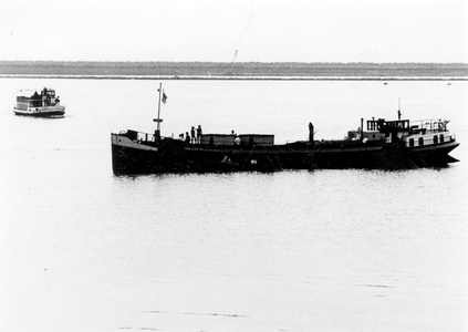 KZN-1951 Scharendijke. Voor de haven. Een voor sportvisserij omgebouwde visboot wordt gebruikt bij een ...