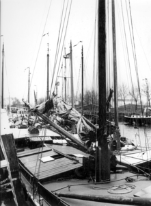 KZN-1957 Zierikzee. Nieuwe Haven. Schepen van de zeilvloot Zeeuwse Stromen , die zullen deelnemen aan de Oosterschelde Race.