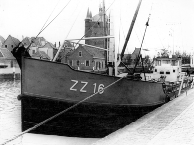 KZN-1966 Zierikzee. Engelse kade. Kotter ZZ 16 Anquilla , eig. W.K. Schot, omgebouwd en geschikt gemaakt voor ...