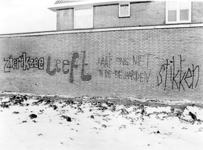 KZN-1991 Zierikzee. Jannewekken. Vandalisme; grafitti op de gevel van het Groene Kruisgebouw.