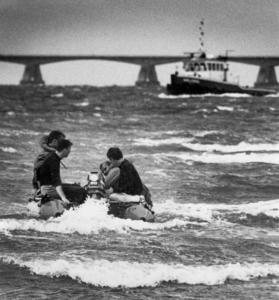 KZN-1996 Ouwerkerk. Leden reddingsbrigade Zierikzee/Duiveland doen examen proef overlevingszwemmen. In de boot ...
