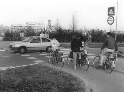 KZN-1997 Zierikzee. Kruispunt Weststraat / Laan van Saint Hilaire. Brugklassers nemen deel aan een verkeersproject van ...