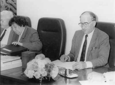 KZN-2246 Haamstede. J.W. de Jonge, gemeentescretaris gemeente Westerschouwen (1961-1986). Naast hem J.L. ...