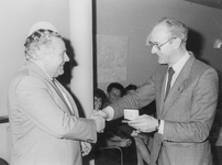 KZN-2270 Zierikzee. J. Pomper (links, bestuurslid Beter Wonen) wordt onderscheiden door P.H. van Delft (rayondirecteur ...