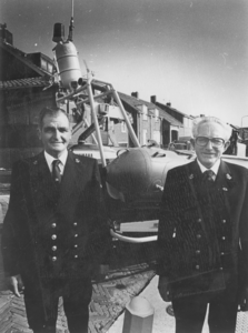 KZN-2339 Burghsluis. Rechts Kees Schot, oud-schipper reddingsboot President Jan Lels , links zijn opvolger, A. Roon.