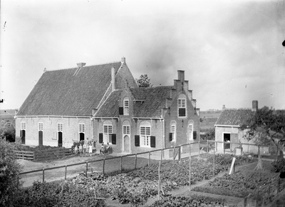 LM-0019 Oosterland. Tegen de Oudedijk boerderij 'De Vier Winden' van Baron Schimmelpenninck van der Oye, de ...