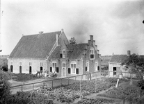 LM-0019 Oosterland. Tegen de Oudedijk boerderij 'De Vier Winden' van Baron Schimmelpenninck van der Oye, de ...
