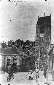 LM-0025 Oosterland. Kerkstraat. De laat 14e-eeuwse toren van de Nederlandse Hervormde kerk. Deze toren heeft een -in ...